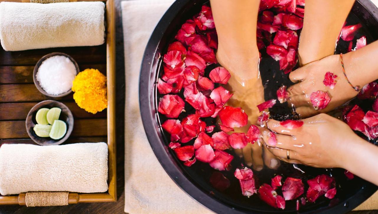 Tejaprana Resort & Spa Ubud  Exterior photo A woman's feet in a spa